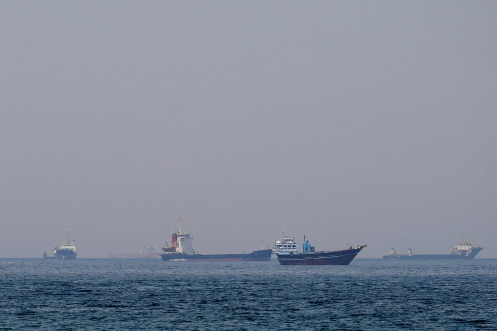 Barcos y embarcaciones en el Estrecho de Ormuz frente a la costa de Musandam, Omán, el lunes. Barcos y embarcaciones en el Estrecho de Ormuz frente a la costa de Musandam, Omán, el lunes.
